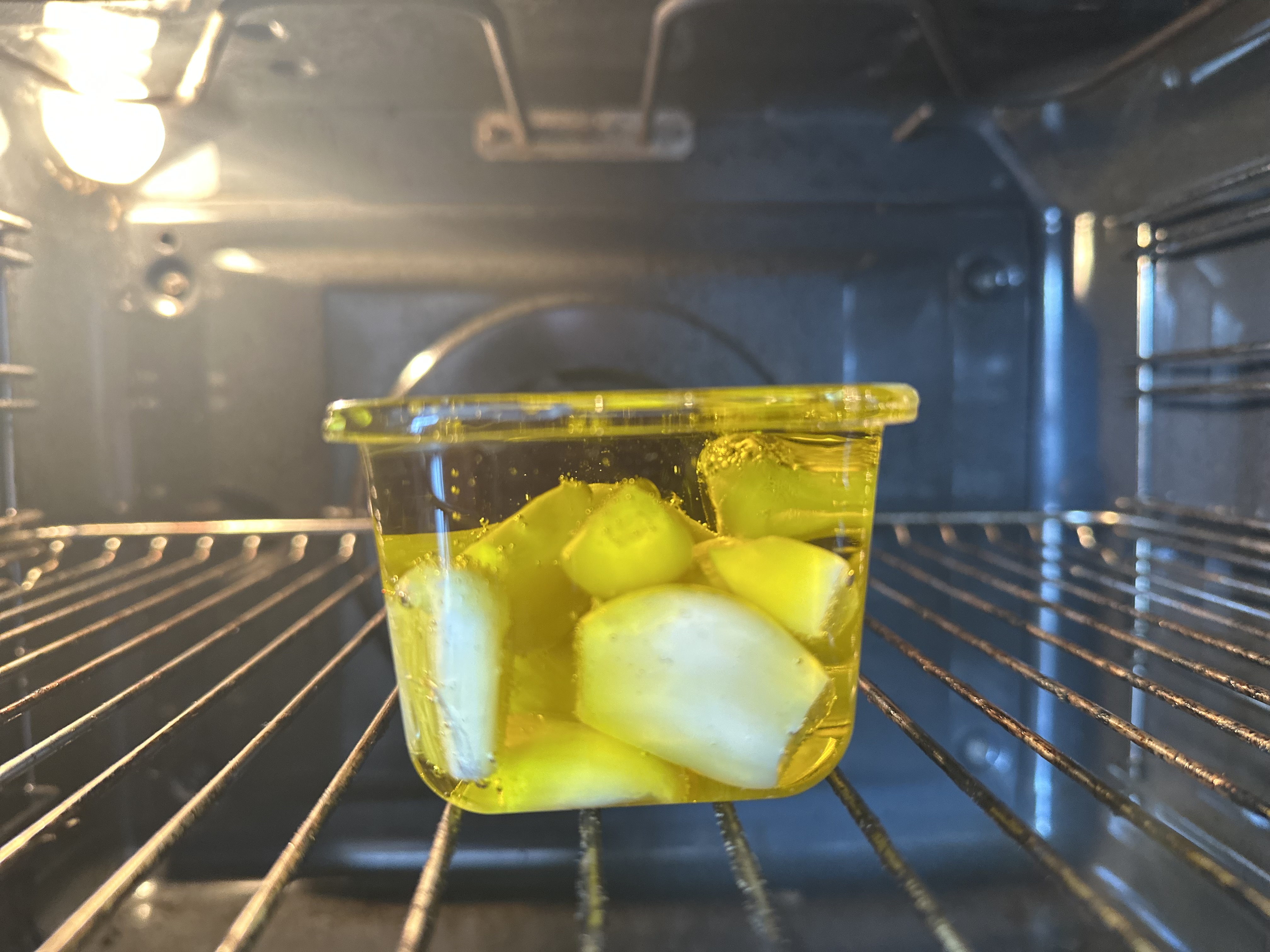 Czosnek pieczony w oliwie w piekarniku