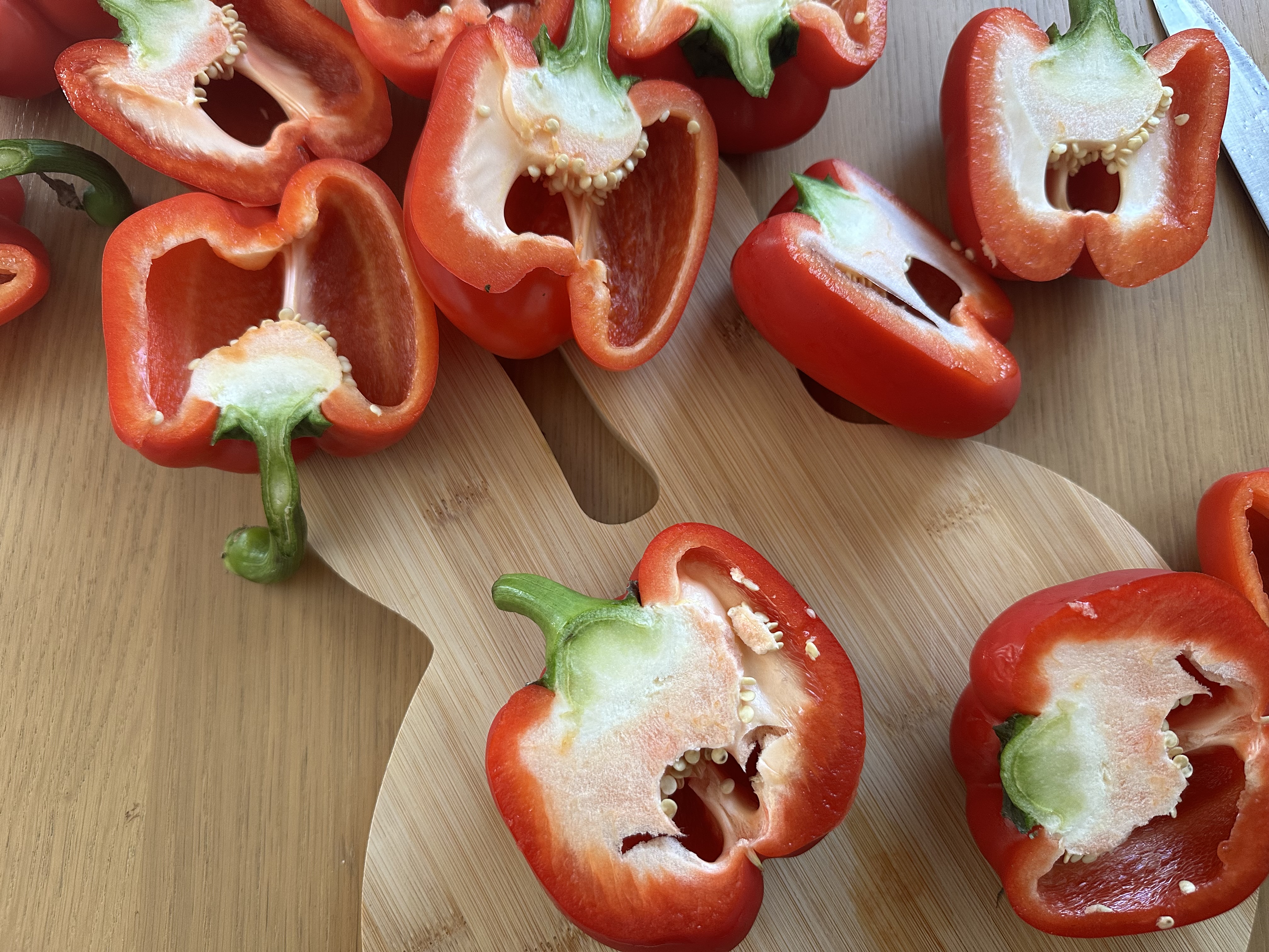 Papryki pokrojone na pół
